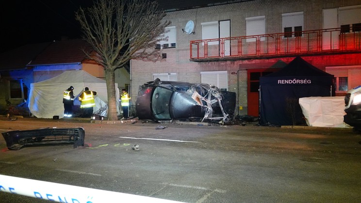 A migránsko kocsija hatalmas lyukat ütött a főút mellett álló ház falán / Fotó: MTI Donka Ferenc