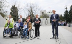 Niepełnosprawni niewpuszczeni do Sejmu na konferencję Tuska i Hartwich? Oburzenie opozycji