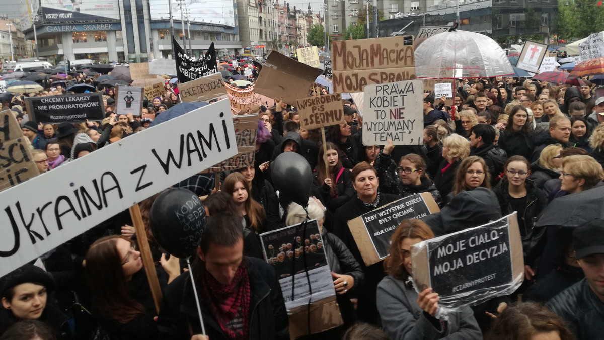 W najbliższą niedzielę w Katowicach odbędzie się Marsz Kobiet. Uczestnicy będą manifestować poparcie i przywiązanie do praw kobiety, które ich zdaniem są w Polsce łamane. Wydarzenie jest organizowane we współpracy wielu organizacji politycznych i społecznych.