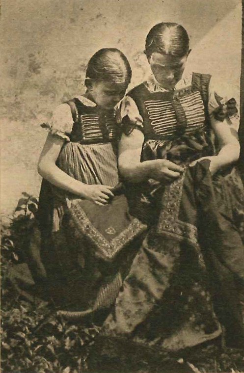 Dziewczęta w strojach schonwaldzkich, lata 30. XX w.