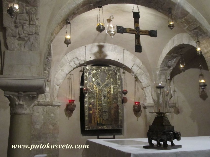 U baziliki danas stoji natpis u kojem se pominju Stefan Dečanski i Milutin