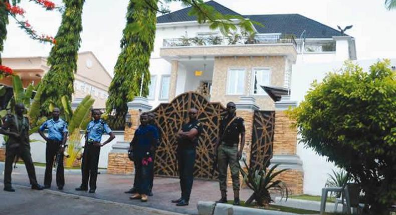 Police officers standing in front of Sen. Dino Melaye's house in Maitama, FCT (Sabi News)