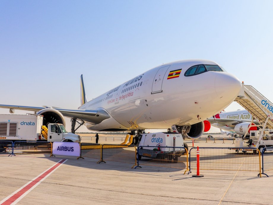 Latający w barwach Uganda Airlines Airbus A330-800neo