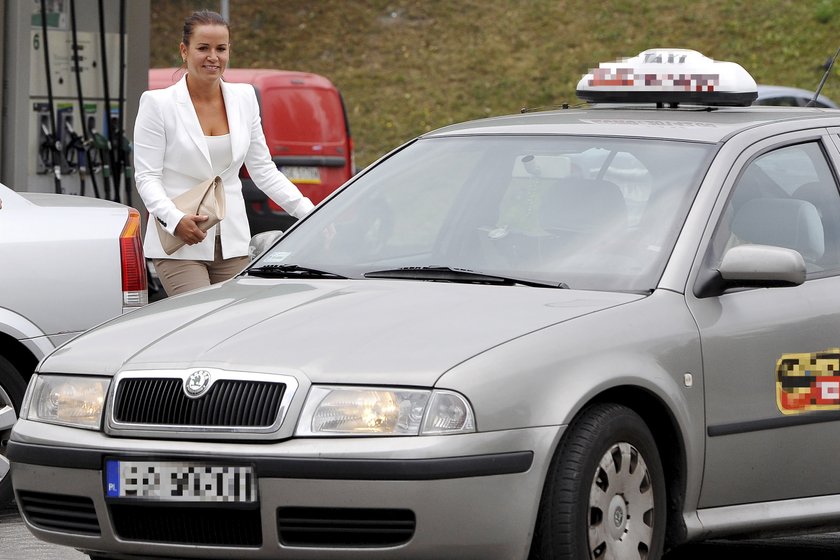 Uśmiechnięta żona Kupichy, Agata Kupicha wychodzi z sądu