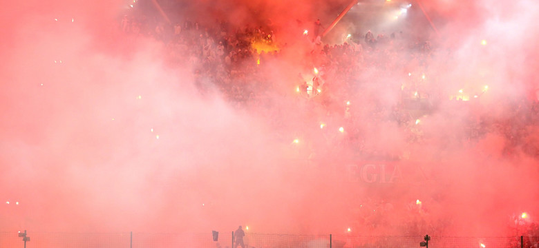 Ekstraklasa: Litości nie było. Legia surowo ukarana za odpalone race w trakcie meczu z Górnikiem