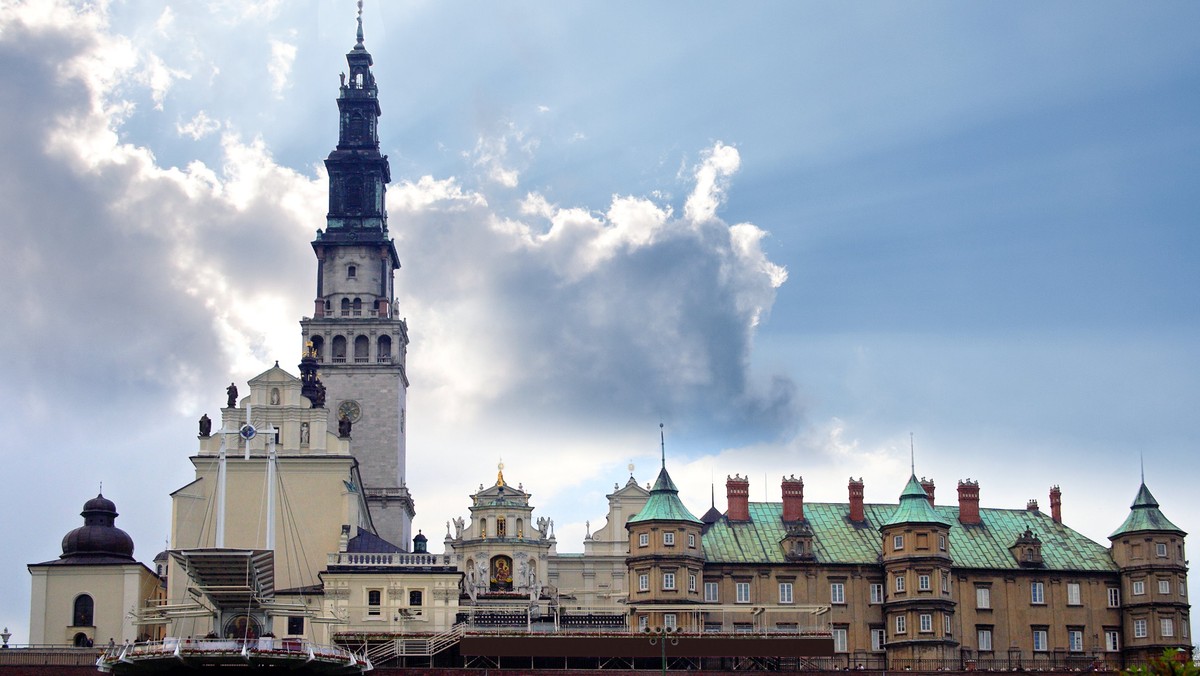 Kolejne grupy pieszych pielgrzymów dotarły na Jasną Górę przed przypadającym w sobotę świętem Wniebowzięcia Najświętszej Maryi Panny. Dzisiaj w sanktuarium pojawili się pielgrzymi m.in. z Warszawy, Podlasia i Płocka.