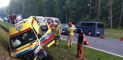 Zatrzymała się na widok karetki jadącej na sygnale. Po chwili doszło do wypadku. Rodzina z dwójką dzieci w szpitalu