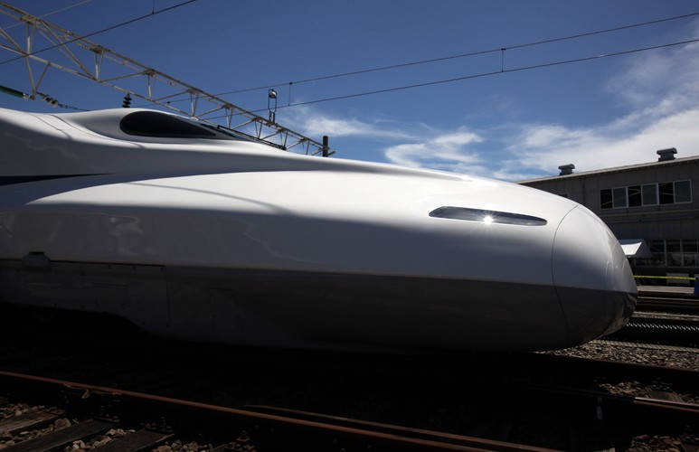 Pociągi serii N700, do której należy najnowszy model, mogą osiągać prędkość przekraczającą 300 km/h.