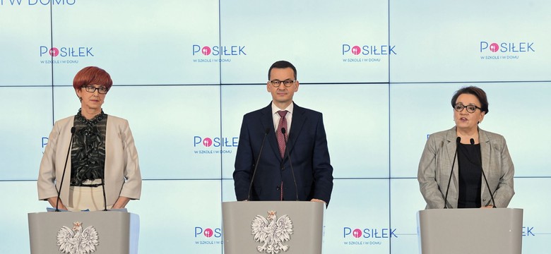 Wpadka na konferencji premiera. Odpadł orzeł z mównicy minister Zalewskiej [WIDEO]