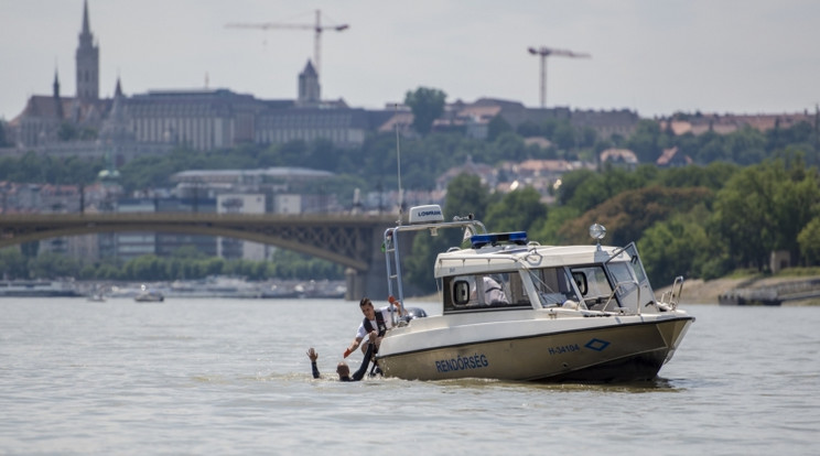 A Margit-hídról zuhant a Dunába egy 18 éves lány (a kép illusztráció( / Fotó: police.hu
