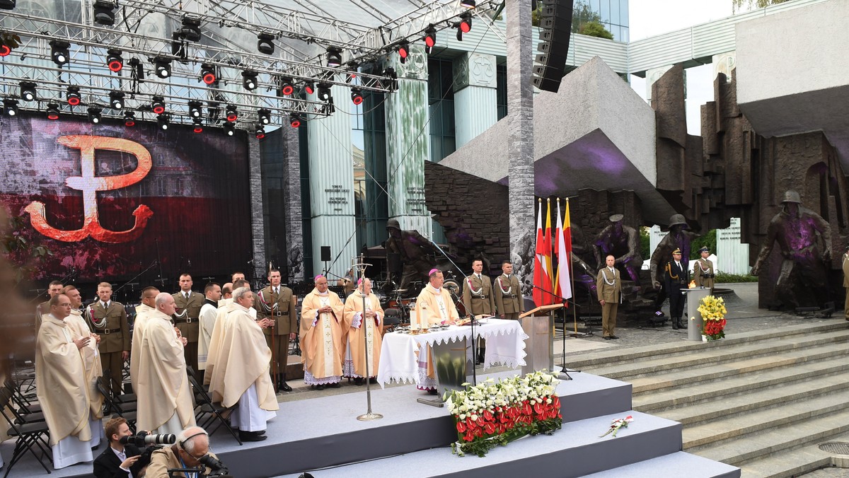 Na pl. Krasińskich w Warszawie rozpoczęła się późnym popołudniem, w przeddzień 71. rocznicy wybuchu powstania warszawskiego, msza św. w intencji poległych powstańców i cywilów. W nabożeństwie uczestniczą przedstawiciele najwyższych władz państwowych. Biskup polowy WP Józef Guzdek mówił podczas homilii o "piekle wojny" i bohaterach, którzy również po jej zakończeniu ponownie byli wtrącani "w otchłań cierpienia, prześladowań i śmierci".