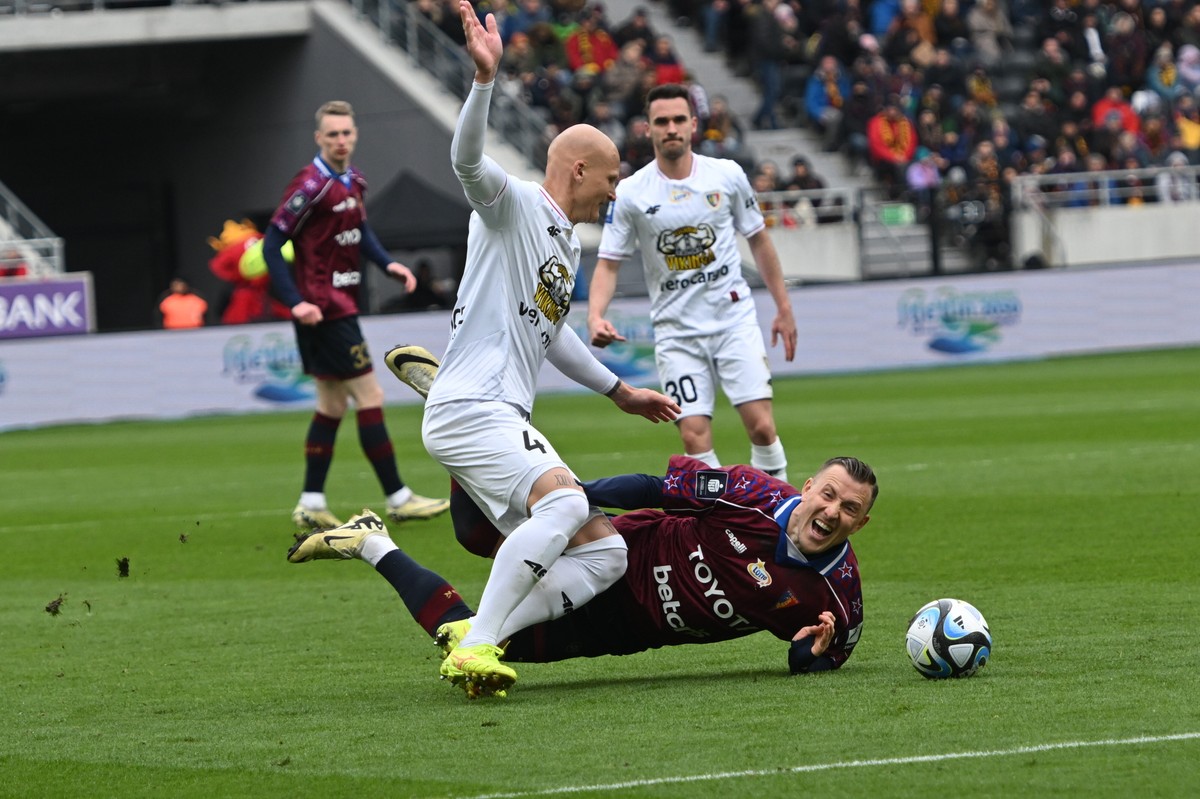 Zawodnik Pogoni Szczecin Fredrik Ulvestad (P) i Jakub Czerwiński (L) z Piasta Gliwice podczas meczu 29. kolejki piłkarskiej Ekstraklasy