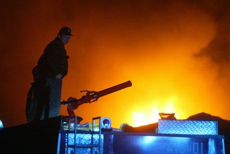 09.07.2007 Wilanow kolo Jedrzejowa (swietokrzyskie). Duzy pozar fabryki plastiku .Fot. Dariusz Gacek