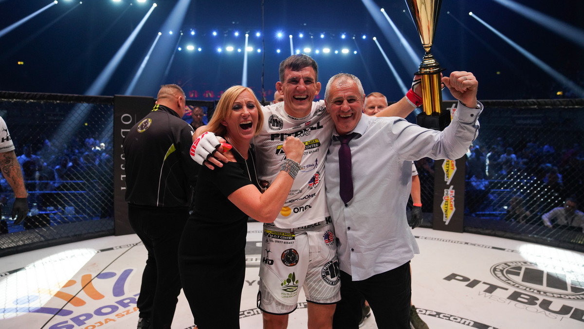 Scott Askham jest pretendentem do pasa KSW w wadze ciężkiej. Anglik na gali KSW 45 w Londynie już w pierwszej rundzie pokonał przez TKO Marcina Wójcika i wygrał walkę rozgrywaną w ramach turnieju o walkę mistrzowską. Askham po raz kolejny z KSW zrobił użytek ze swojej najgroźniejszej broni i idealnym kopnięciem trafił w wątrobę Marcina Wójcika, co praktycznie zakończyło walkę.