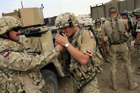 04.04.2007 Irak Camp Echo Divanija wizyta ministra Obrony Narodowej Aleksandra Szczyglo w Iraku w Camp Echon/z polscy zolnierze Fot. Wojciech Grzedzinski