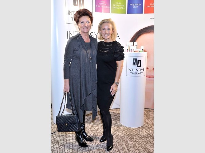 Szarość to drugi, po czerni, ulubiony kolor Kwaśniewskiej. Tutaj uzupełniona klasykiem dodatków: torbą „chanelką”