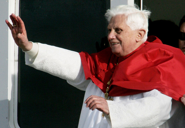 Papież Benedykt XVI pozdrawia wiernych
