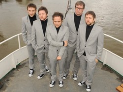 Basista Myslovitz gra i śpiewa solo. Byłby lepszym następcą Rojka?