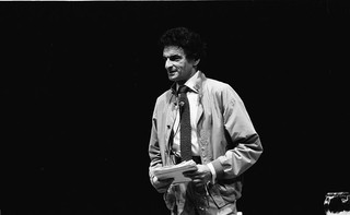 W 20. rocznicę śmierci J. Kosińskiego wznowiono demistyfikującą książkę o pisarzu