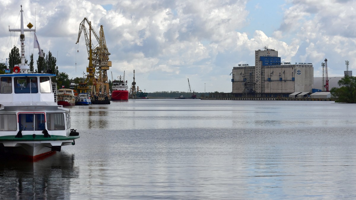 Szczecin: Statek z cynkiem utknął w porcie. Znaleziono specjalistów do rozładowania