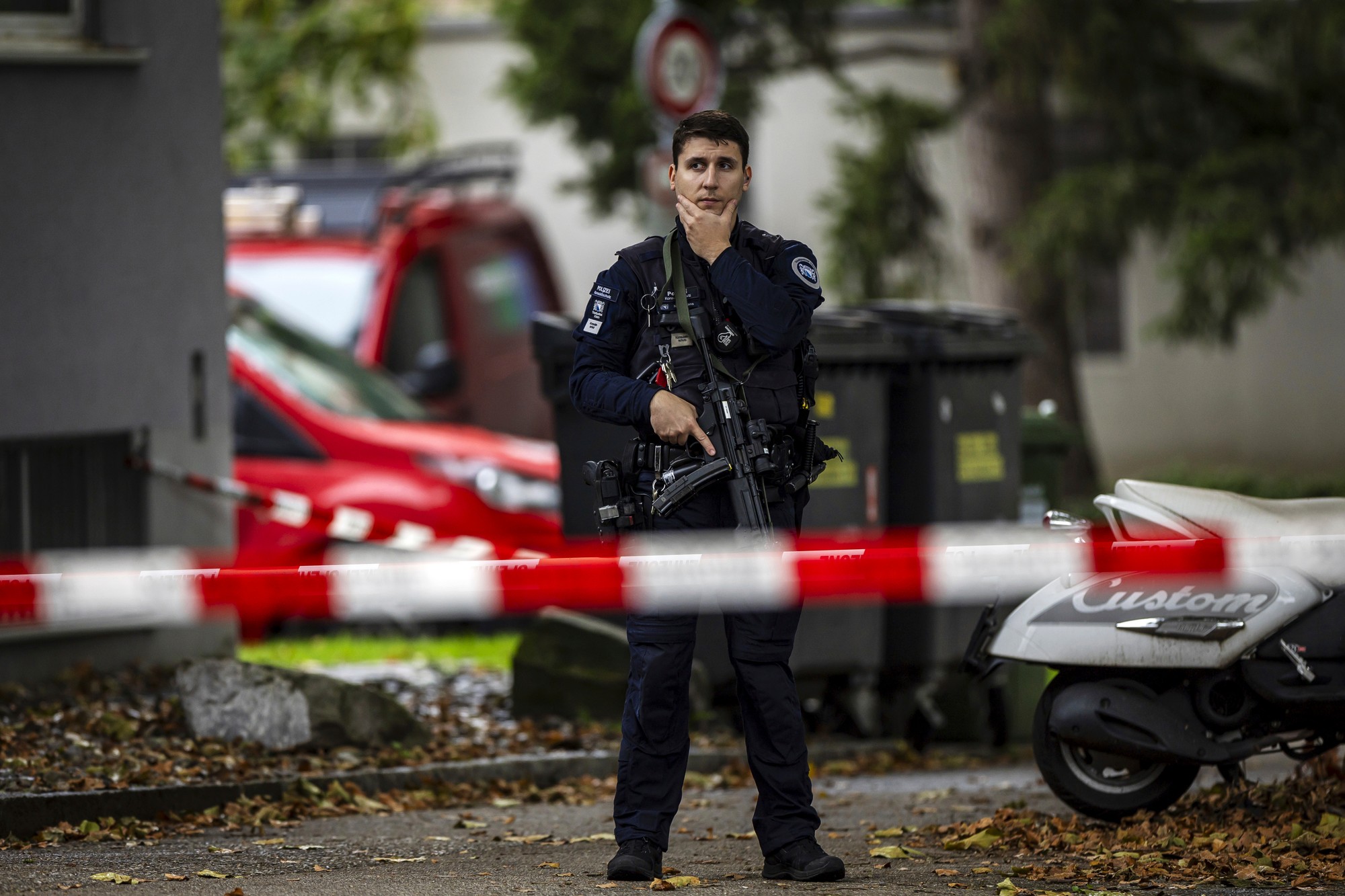 Policajt počas zásahu pred denným centrom po tom, čo muž napadol a zranil tri malé deti.