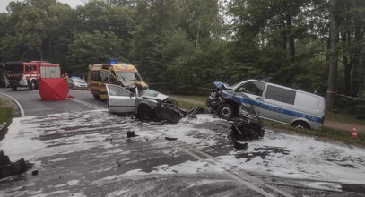 Skoda zderzyła się z radiowozem i rozpadła na kawałki. Tragiczny wypadek w Giżycku