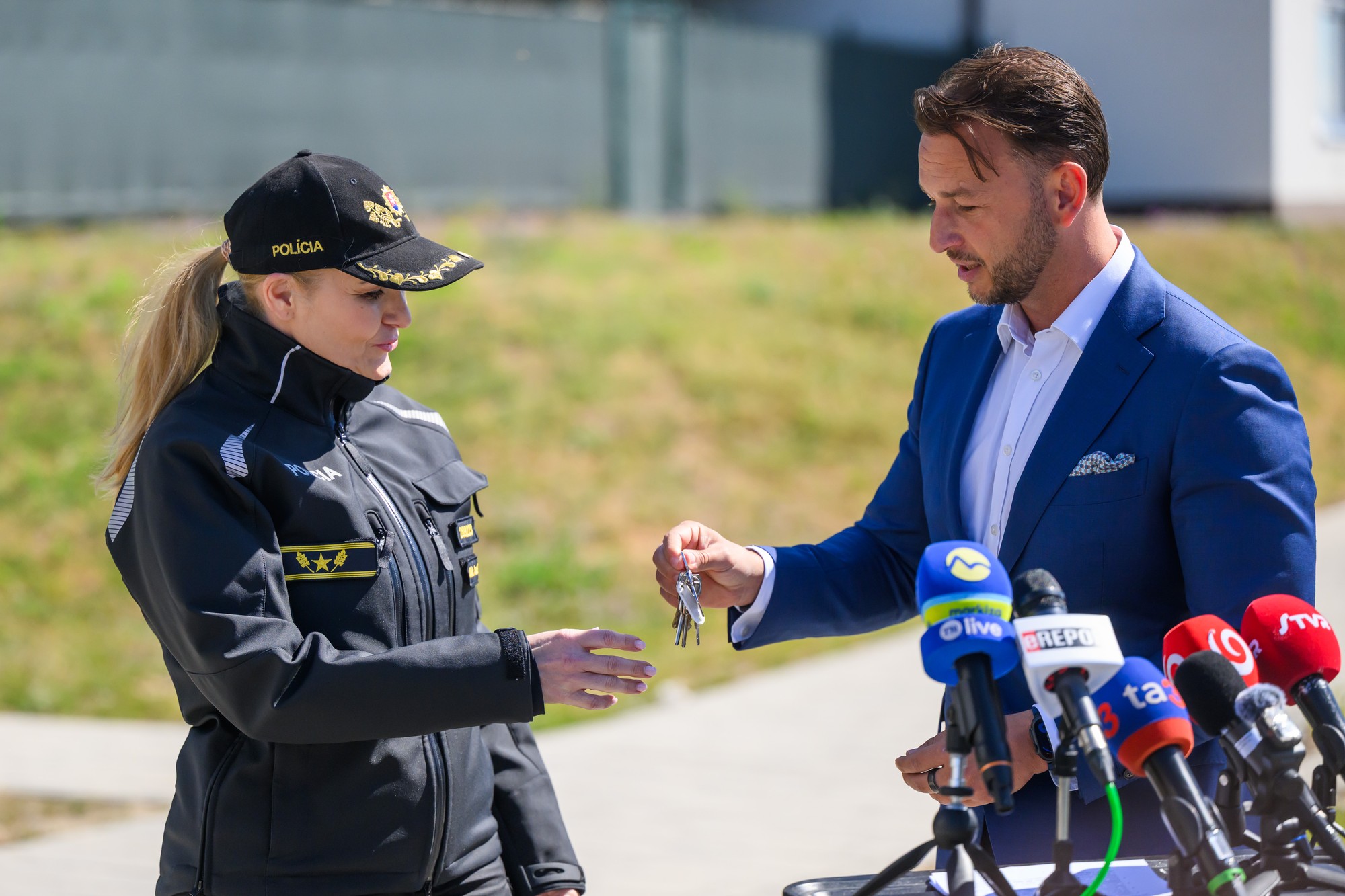 Minister vnútra Matúš Šutaj Eštok odovzdal v Ivanke pri Dunaji nájomné byty pre policajtov a hasičov. 