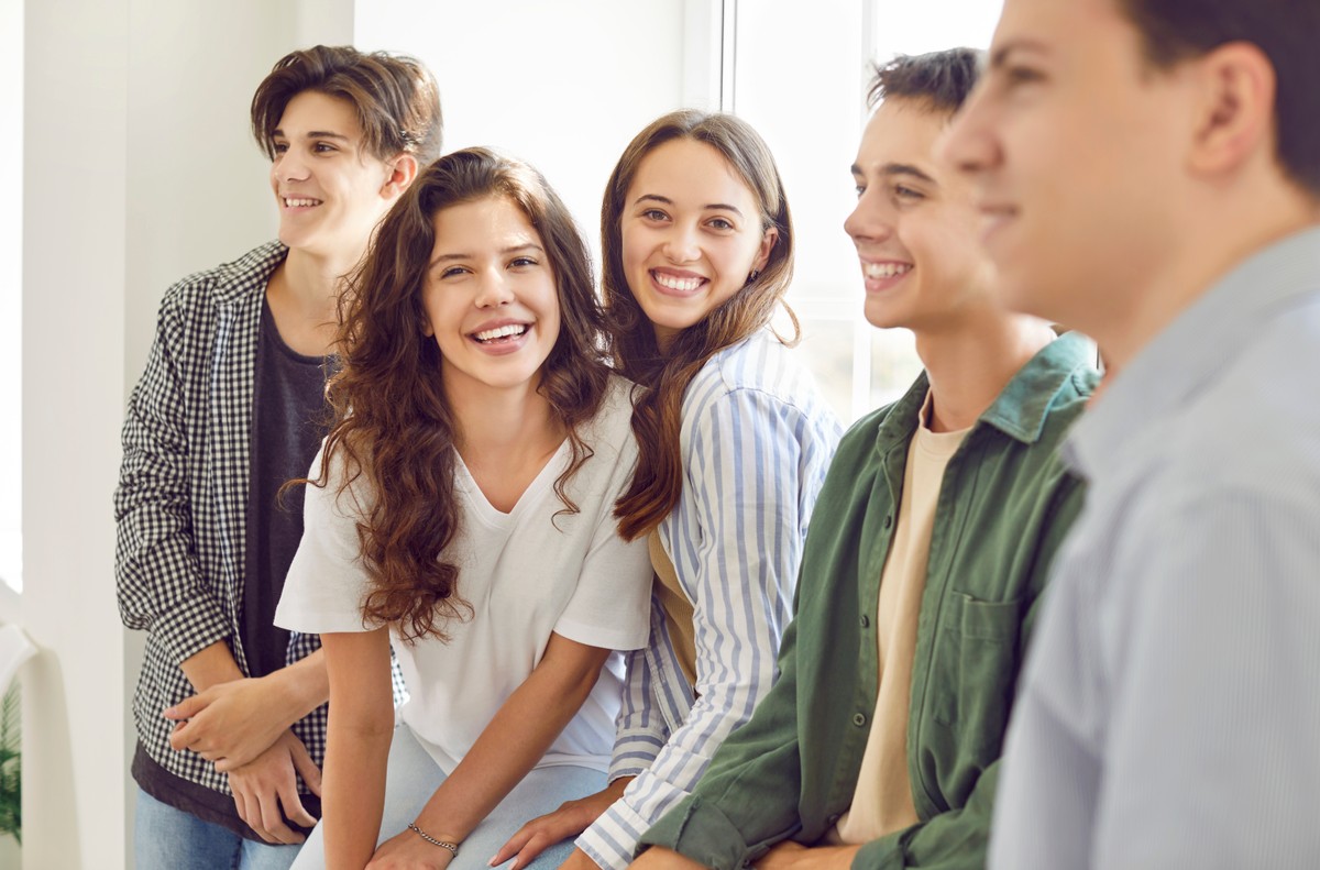Uczniowie, grupa studentów w przerwie między zajęciami