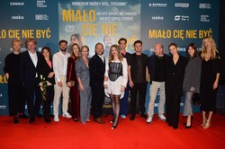 Borys Szyc bryluje na ściance w towarzystwie córki. Oryginalna kreacja Soni [FOTO]