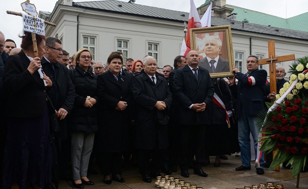 90. miesięcznicza katastrofy smoleńskiej. Barierki na Krakowskim Przedmieściu, premier i prezes PiS złożyli kwiaty