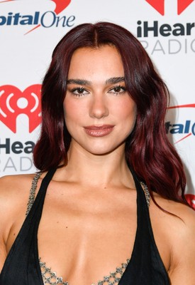 Dua Lipa hosszú ideig a cseresznye vörösre esküdött, ami 2025-ben is velünk marad 