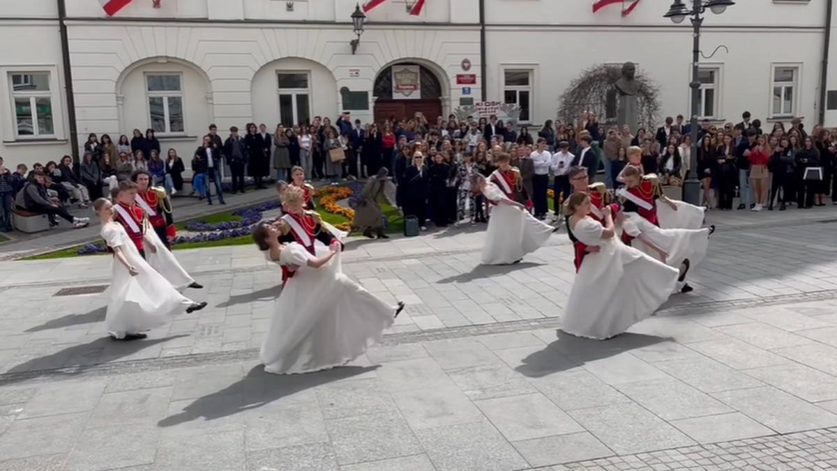 Zatańczyli na zakończenie szkoły. "Wzruszyłam się. Oby więcej takich obrazów"