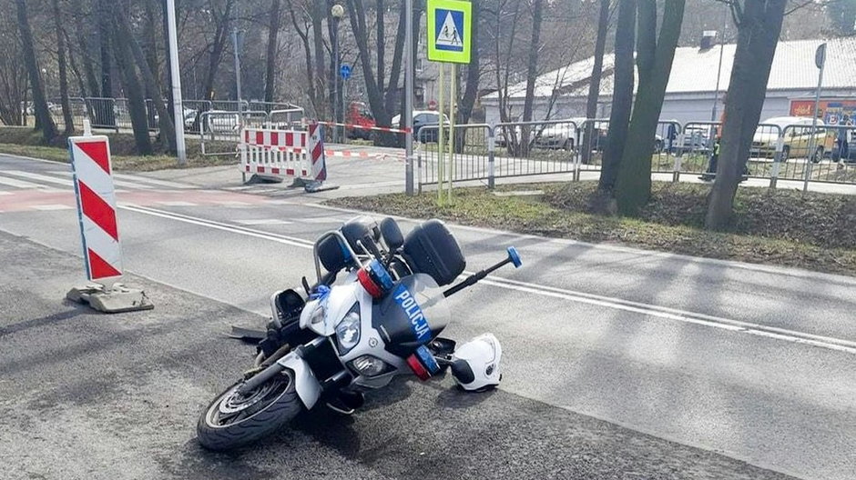 Funkcjonariusz na motocyklu doznał niegroźnych obrażeń
