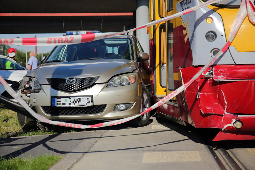 Wypadek tramwaju z osobówką w Łodzi