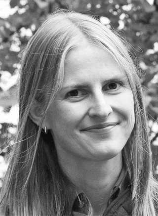 Olga Białobrzeska, psycholog społeczna, doktor nauk społecznych. W Centrum Badań nad Relacjami Społecznymi Uniwersytetu SWPS prowadzi badania dotyczące roli wspólnotowości w życiu człowieka
