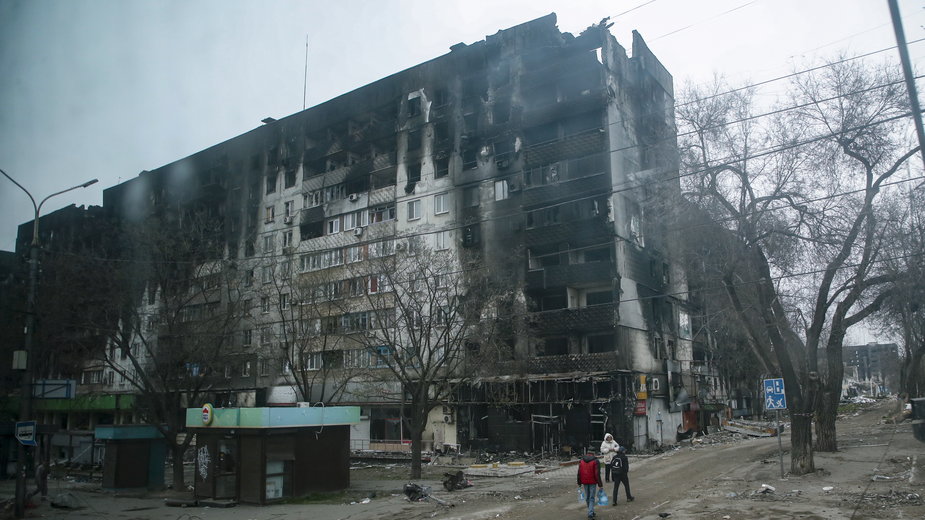 Zniszczony budynek w oblężonym Mariupolu