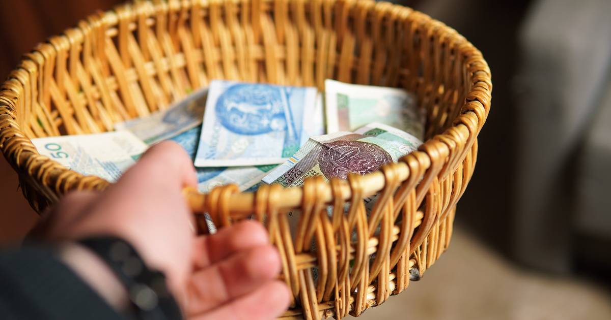 Ksiądz znalazł nietypowy "datek" na tacy. Internauci komentują. "Może to voucher"