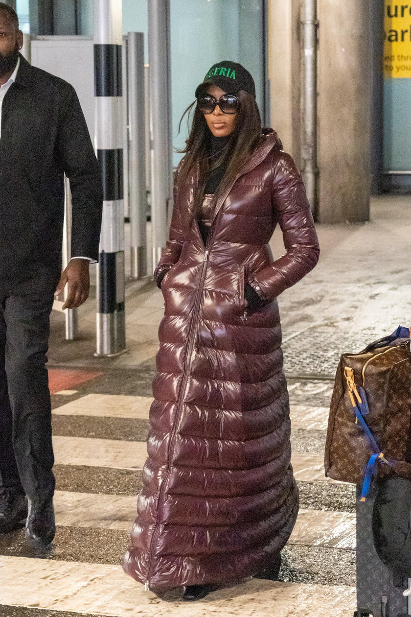 Naomi Campbell w płaszczu śpiworze