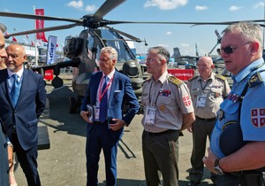 Delegacija Vojske Srbije na vazduhoplovnom sajmu u Parizu