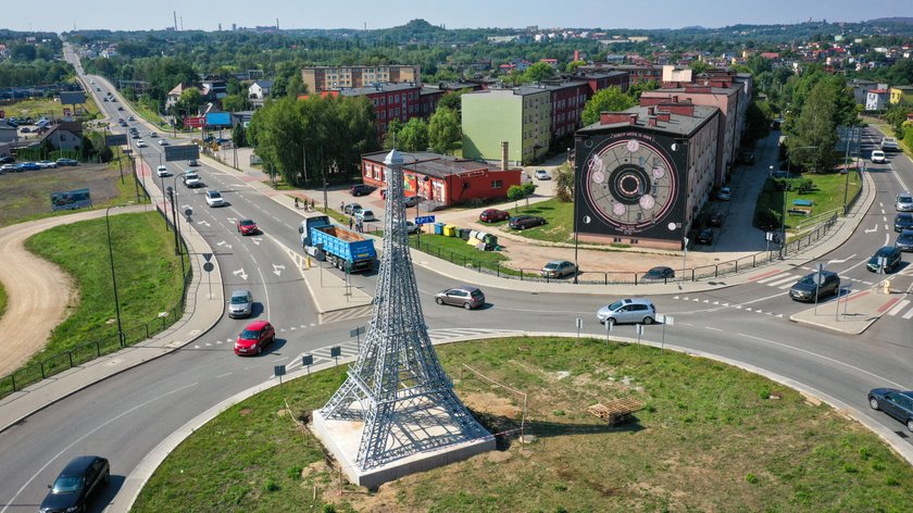 Już jest! 15-metrowa wieża Eiffla na rondzie w Rybniku. Tak sie prezentuje!