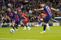 Szok! Lewandowski nie wykorzystał rzutu karnego. Zobacz, jak zmarnował "11" [WIDEO]