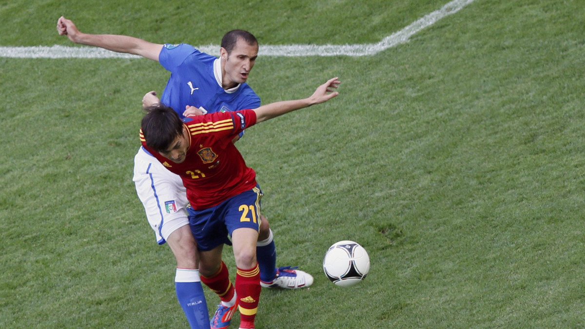 Reprezentacja Hiszpanii prowadzi do przerwy z Włochami 2:0 w finałowym meczu Euro 2012 rozgrywanym na Stadionie Olimpijskim w Kijowie. La Furia Roja jest tym samym już tylko o mały kroczek od obronienia mistrzostwa Europy wywalczonego przed czterema laty.