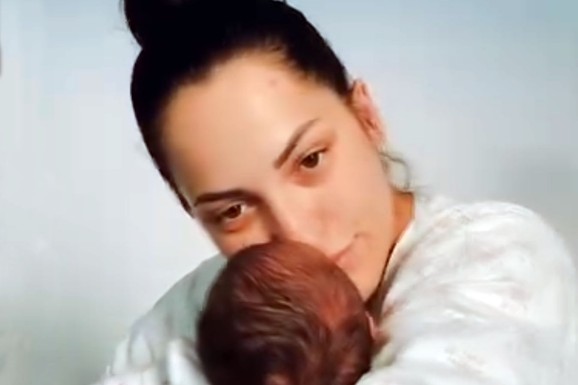 ĆERKA JOJ ZAVRŠILA NA INHALACIJI! Pevačica objavom zabrinula fanove: "Ovako danima i mama i beba"