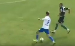 Piłkarz celowo nie strzelił gola. Nie pozwoliło mu na to... sumienie [WIDEO]