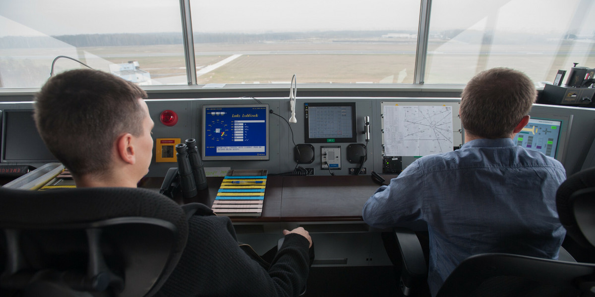 Praca kontrolera lotów wiąże się z dużą odpowiedzialnością i presją