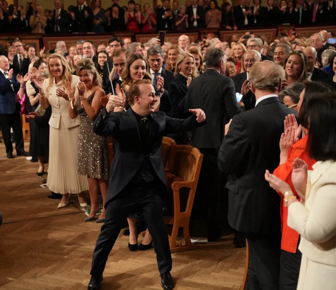 Janik Neze-Segen diriguje iz publike