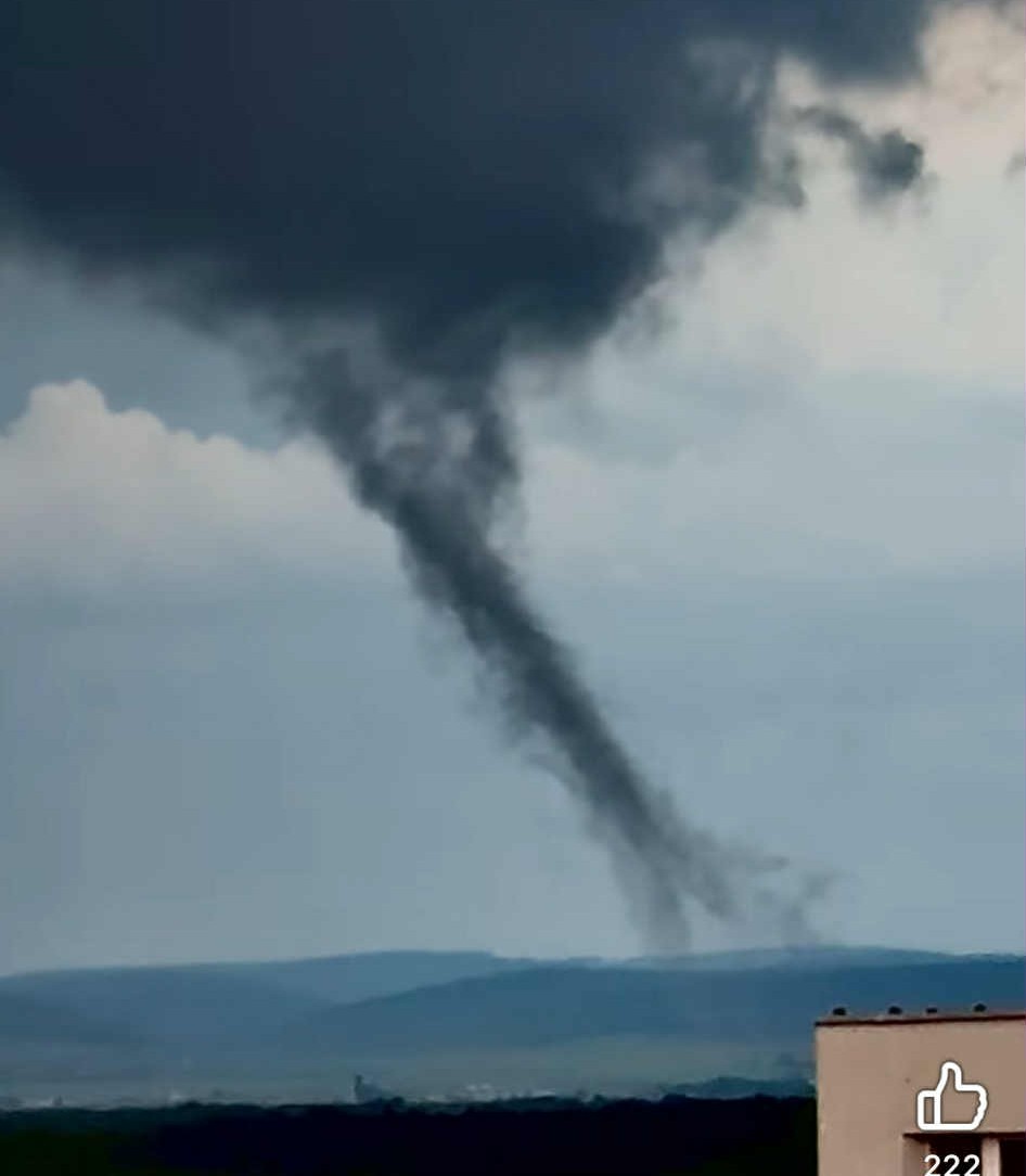 Na hraniciach medzi Českom a Slovenskom sa vyskytlo slabšie tornádo. 