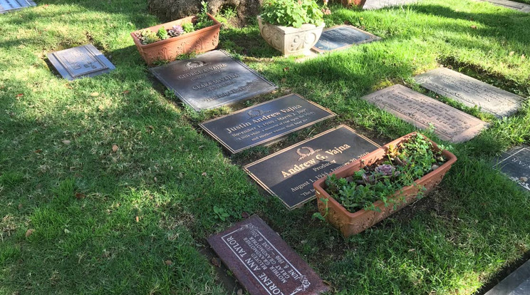 Andy Vajna Los Angeles-i sírjánál 20-án délelőtt még nem volt jele, hogy bárki ott járt volna/ Fotó: Barok Tamás
