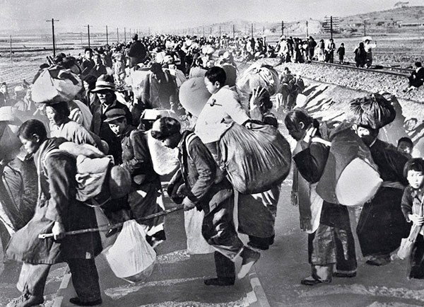 Setki tysięcy Koreańczyków z Korei Południowej uciekło na południe w połowie 1950 roku po inwazji armii północnokoreańskiej.