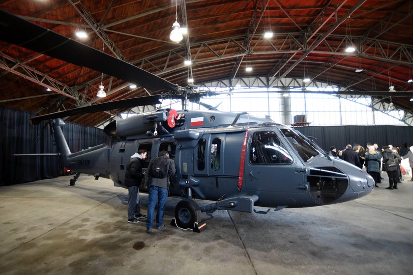 Dwa śmigłowca Black Hawk w polskiej policji